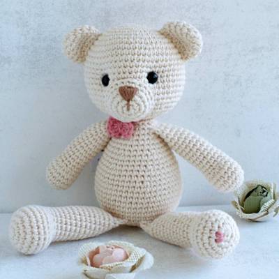 Häkelbär Amelie in Puder: 21 cm handgemachtes Baumwoll-Kuscheltier mit Korallen-Fliege, Geschenk zur Geburt