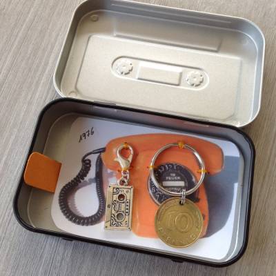 Geschenkset mit Groschen 1976 & Münzanhänger im Blechdöschen – Vintage Geschenkidee