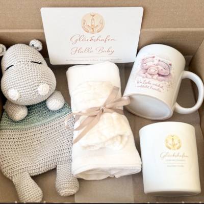 Baby Geschenkbox „Hallo Baby“ – handgemacht, Kuscheltier, Tasse & Kerze – personalisierbar