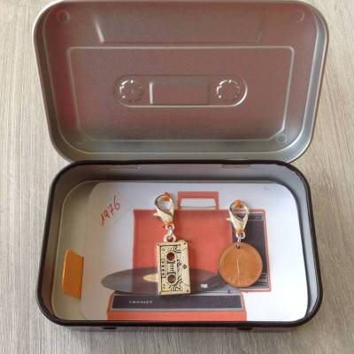 Geschenkset mit Groschen 1976 & Münzanhänger im Blechdöschen – Vintage Geschenkidee