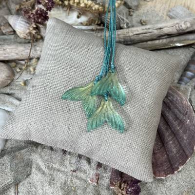 „Mermaid Magic“ - Türkisfarbene Flossen aus Glas mit Farbverlauf an Polyestergarn