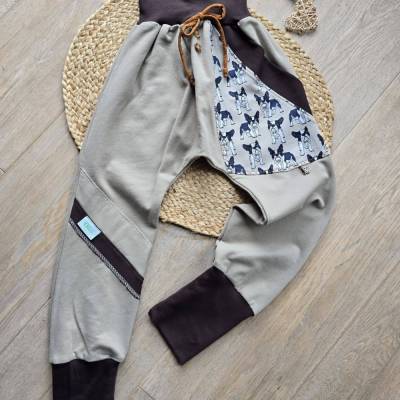 Handgemachte Bio Pumphose 122/128 Braun Unisex – Mitwachshose mit Hunde-Tasche, nachhaltig & bequem