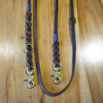 Braune Multifunktionsleine aus 12mm Fettleder mit blauer Takelung & Messing-Scherenkarabinern