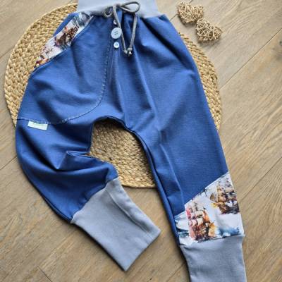 Handgemachte Bio Pumphose Unisex 110/116 Blau – Mitwachsend & Piratenboot-Tasche