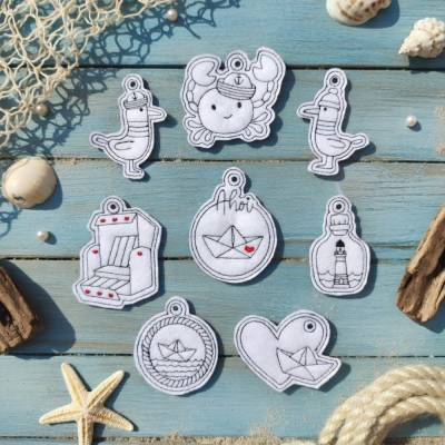 Stickdatei Anhänger Maritim Doodle: Möwe, Herz, Faltboot & mehr – 8 maritime Stickmuster für Schlüsselanhänger & Taschenbaumler
