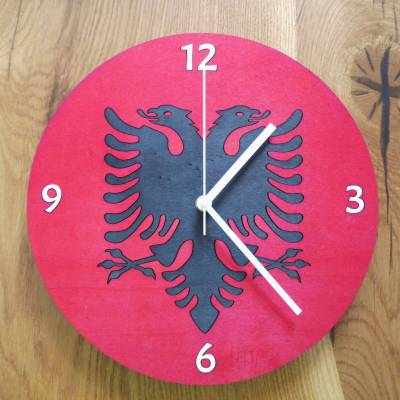 Wanduhr Albanien – Runde Holz-Wanduhr mit Nationalflagge & leisem Uhrwerk