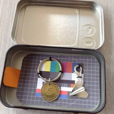 Geschenkset mit Groschen 1976 & Münzanhänger im Blechdöschen – Vintage Geschenkidee