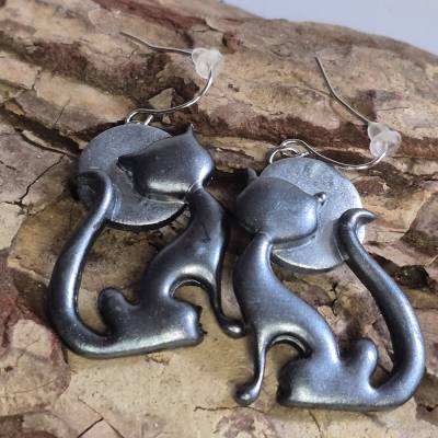 Sitzende Katze Ohrringe, in schwarz und Anthrazit an silberfarbenen Edelstahlhaken