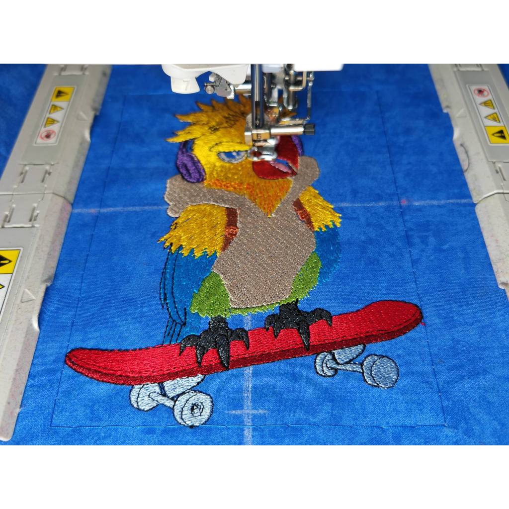 Papagei mit Skateboard Stickdatei 10x10cm – Cooles Vogelmotiv für deine Stickmaschine Bild 2