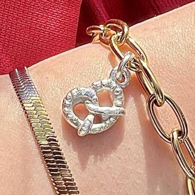 Anhänger Charm Breze aus 999 Silber - perfekt zum Dirndl