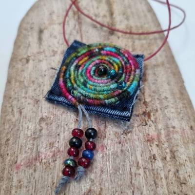 Textilkette, bunt und kreativ, auffällig und verspielt