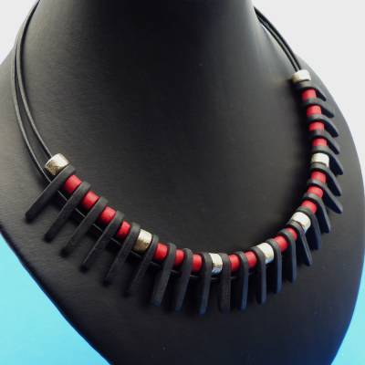 Lederkette, Keramikkette SPIKES, rot schwarz silber, Collier, Statementkette, Halskette, Handarbeit, Keramikschmuck
