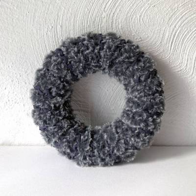 Teddy Wollkranz Blau-Weiß – Handgestricktes Unikat, 3-in-1 Tür-, Wand- & Tischkranz von Woolbloomy