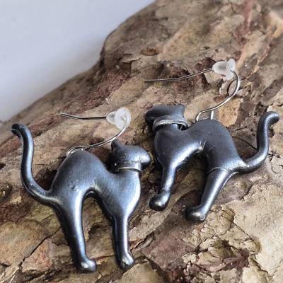 Katzeohrringe mit Anthrazitfarbenem Halsband, in schwarz an silberfarbenen Edelstahlhaken