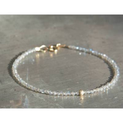 Feines Mystik-Labradorit Armband mit Goldfilled-Sternenstaubperle – handgemachter Schmuck ​