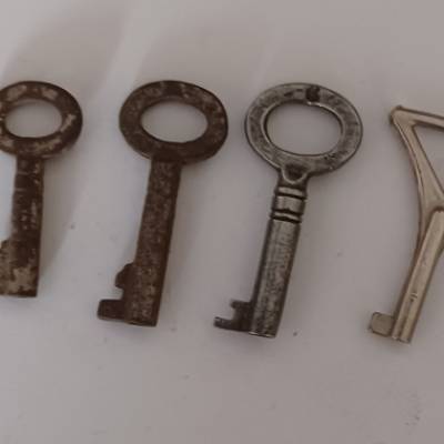Vintage 8 alte kleine Schlüssel für den Bastler
