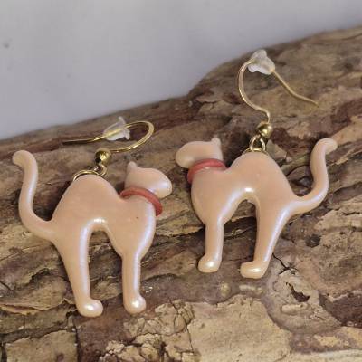Katzeohrringe mit rotem Halsband, in Beige an goldfarbenen Edelstahlhaken