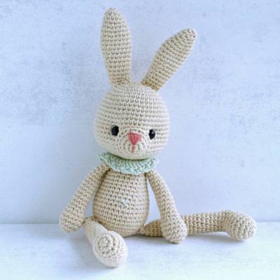 Häkelhase Lumi in Natur, 26 cm  – Handgemachtes Kuscheltier aus der Wiesenkollektion, Geschenk zur Geburt oder Ostern