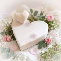 Ringbox aus Holz in Herzform – personalisierbar mit Gravur – schlichte, romantische Alternative zum Ringkissen