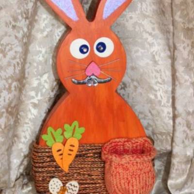 Osterhase Hasenfigur ORANGE zauberhafter Holzhase mit handgestrickten Accessoires bemalt mit Acrylfarben Osterdeko