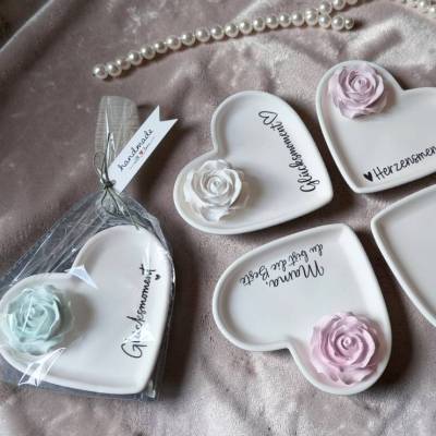 Handgefertigter Herzteller mit Rose aus Profiplast – Schmuckteller & Geschenk für Mama & Herzensmensch