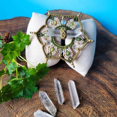 Dread-Haargummi mit Bergkristall & Makramee Mandala – Handgemachter Boho Dread-Tie