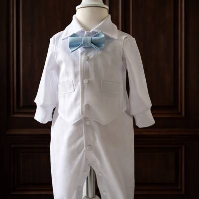 Eleganter weißer Baby Strampler mit integrierter Weste, handgefertigt aus hochwertiger Baumwolle.