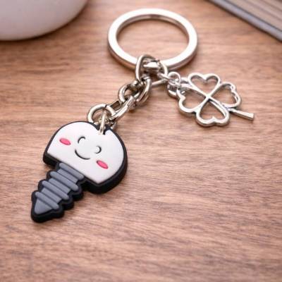 Personalisierbarer Zahnarzt Schlüsselanhänger mit Kleeblatt & Wunschbuchstabe – Glücksbringer für Zahnärzte & ZMF