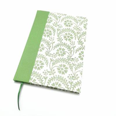 Handgebundenes Notizbuch 12,8 x 18,1 cm mit 200 Seiten grüne Blumenranken