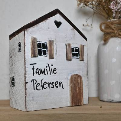 Holzhaus Deko personalisiert – Geschenk zur Hauseinweihung - Hochzeit - handbemaltes Altholz Häuschen Familie