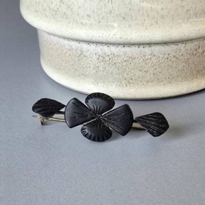 Trauerschmuck - Brosche aus Messing und Gagat - Blüten um 1930
