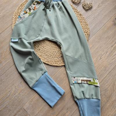 Handgemachte Bio Pumphose 122/128 Hellgrün Unisex – Mitwachshose mit Wildwest-Motiven, nachhaltig & bequem