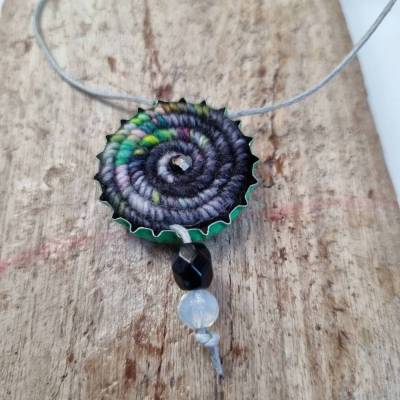 Extravagante Textilkette, Wollspirale trifft Kronkorken