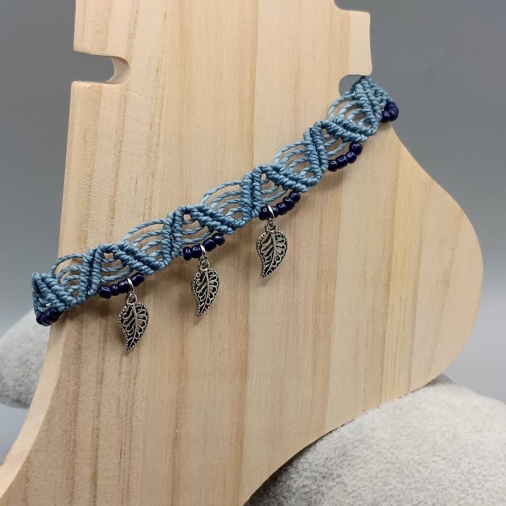 Makramee Fussbändchen in jeansblau mit kleinen Perlen in dunkelblau und drei silberfarbenen Blättern Bild 1