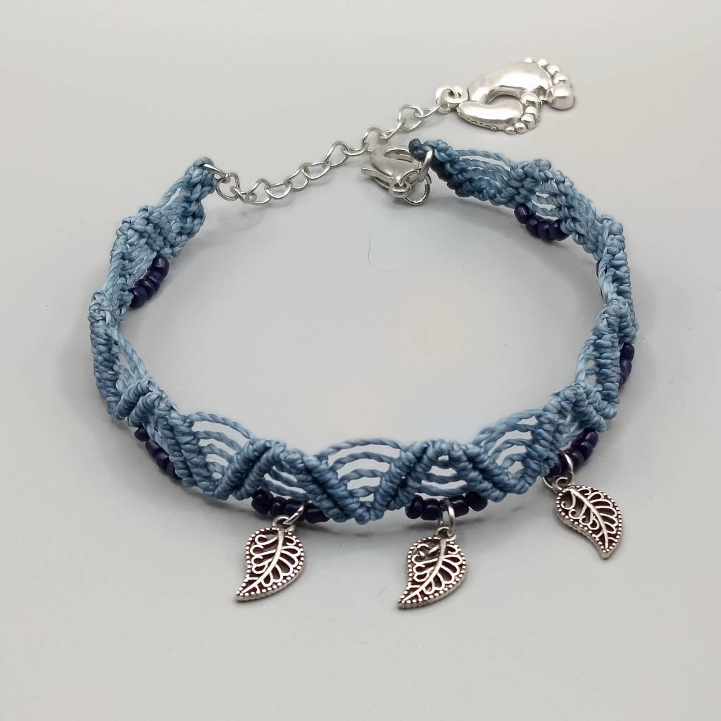 Makramee Fussbändchen in jeansblau mit kleinen Perlen in dunkelblau und drei silberfarbenen Blättern Bild 2