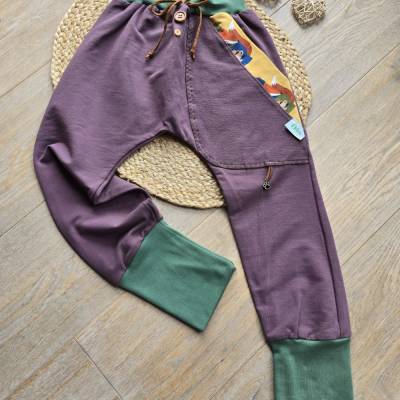 Handgemachte Bio Pumphose 122/128 Beere Unisex – Mitwachshose mit Fuchs-Motiven, nachhaltig & bequem