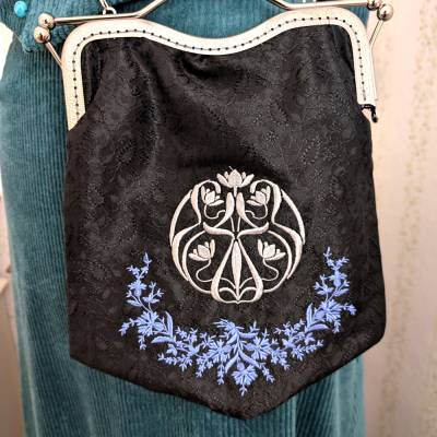 Große Handtasche aus schwarzer Seide mit Blütenstickerei im Jugendstildesign