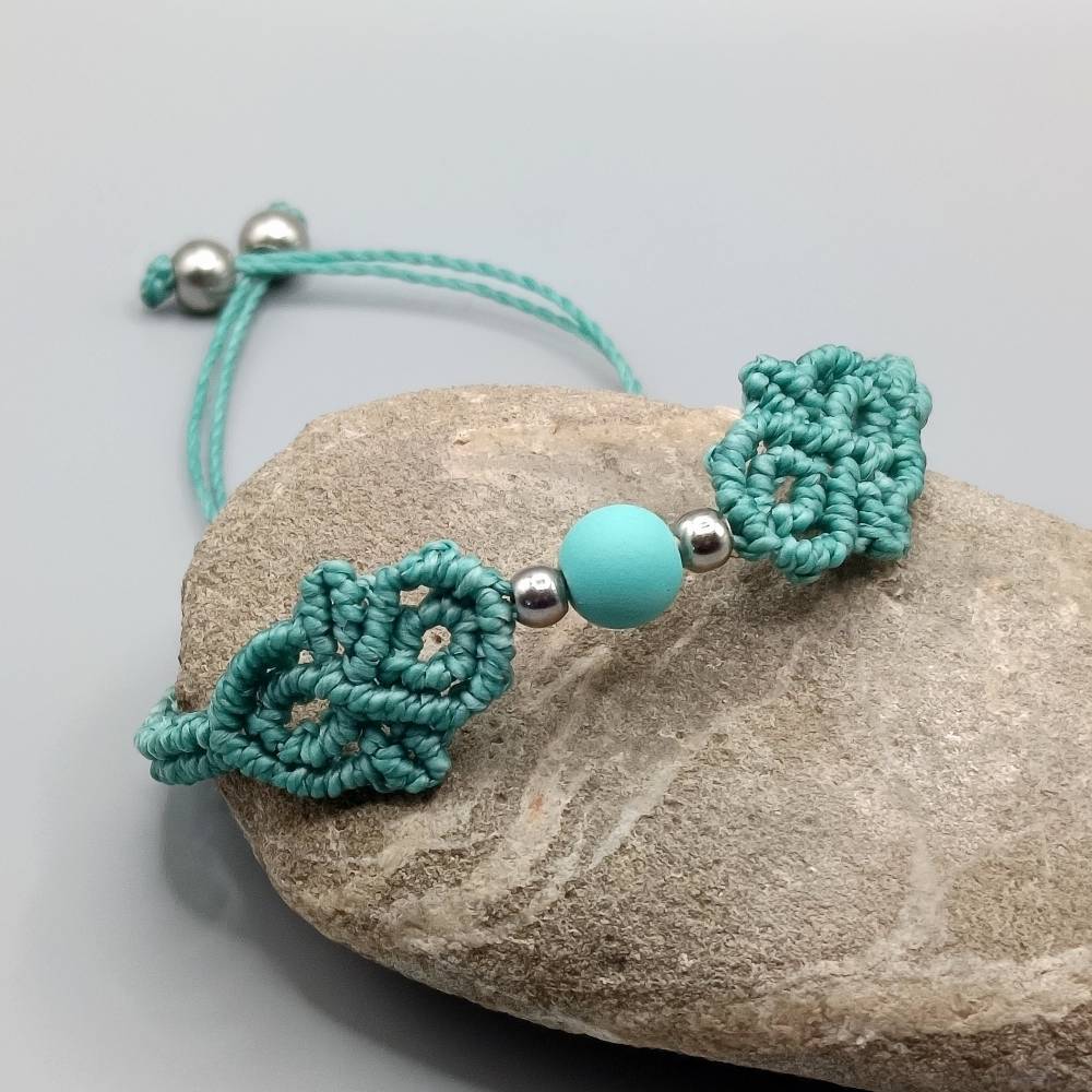 zierliches Makramee Armband in türkis mit einer mattierten Acrylperle und silberfarbenen Metallperlen Bild 2