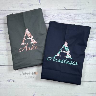 Personalisierte Schürze mit floralem Buchstaben & Namen bestickt, in 6 Farben und zwei Längen