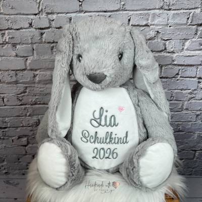 Personalisierter Stoffhase zur Einschulung - Schulkind 2026 mit Name & Herz - bestickter Kuschelhase in 5 Farben 