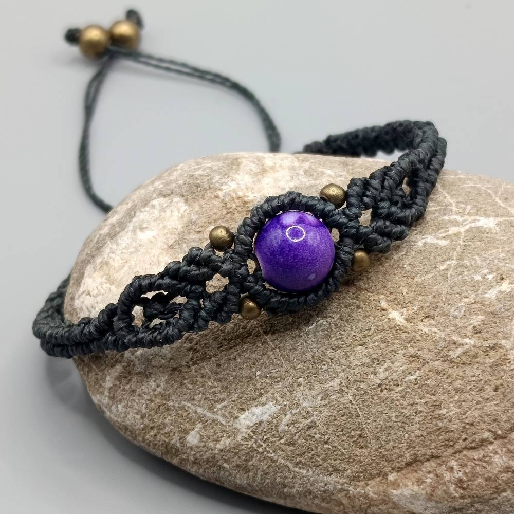 zierliches Makramee Armband in schwarz mit einer marmorierten Acrylperle und bronzefarbenen Metallperlen Bild 1