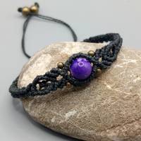 zierliches Makramee Armband in schwarz mit einer marmorierten Acrylperle und bronzefarbenen Metallperlen