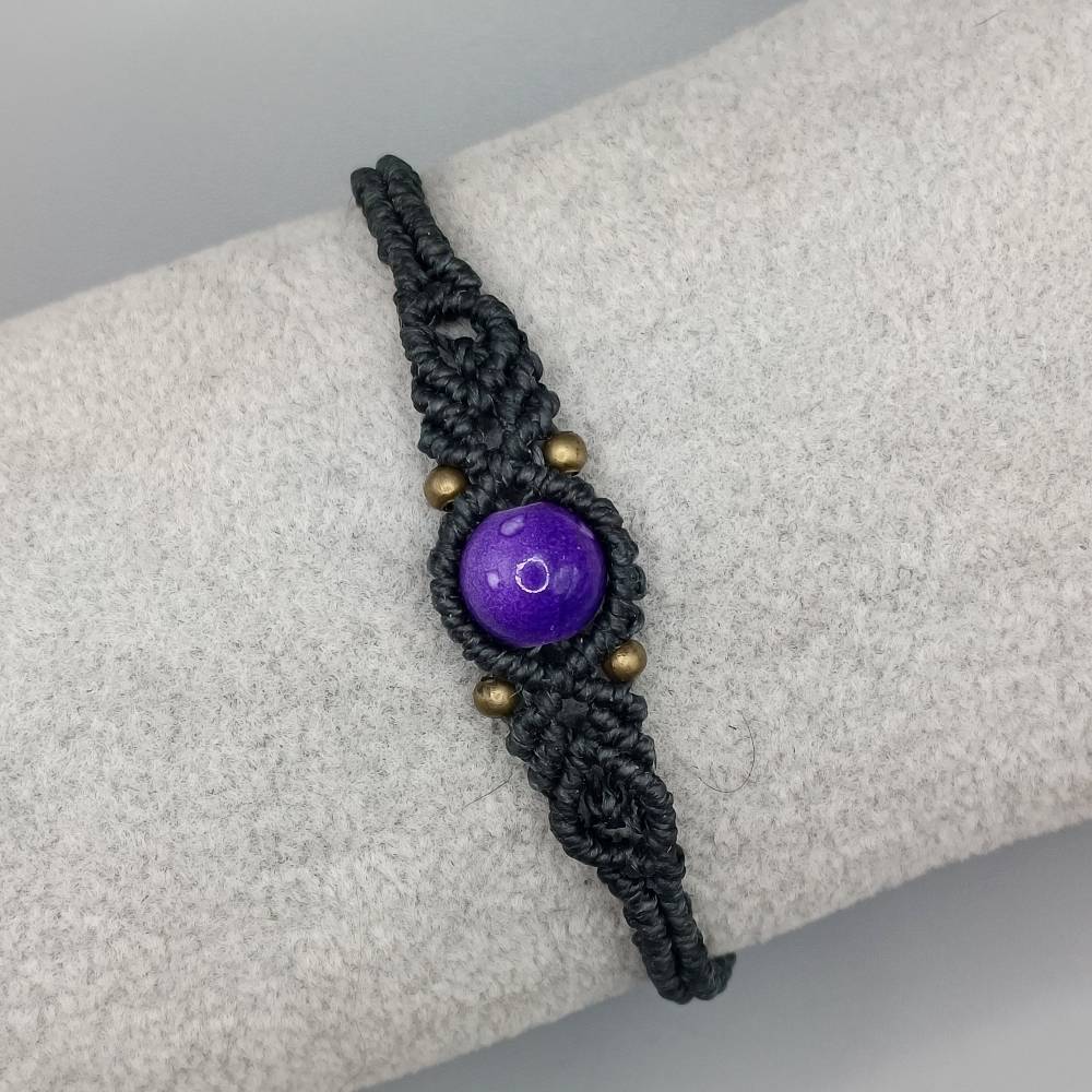 zierliches Makramee Armband in schwarz mit einer marmorierten Acrylperle und bronzefarbenen Metallperlen Bild 2