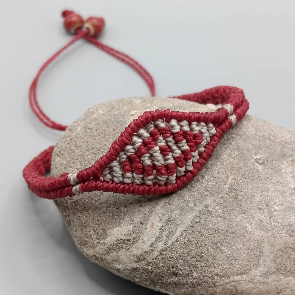 schlichtes Makramee Armband in rot und beige Bild 1