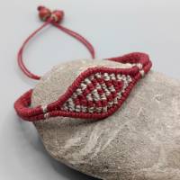 schlichtes Makramee Armband in rot und beige