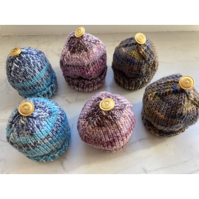 Eierwärmer-Mützen für den festlich gedeckten Tisch, Eierwärmer-Mützen in verschiedenen Farbstellungen mit Goldknopf