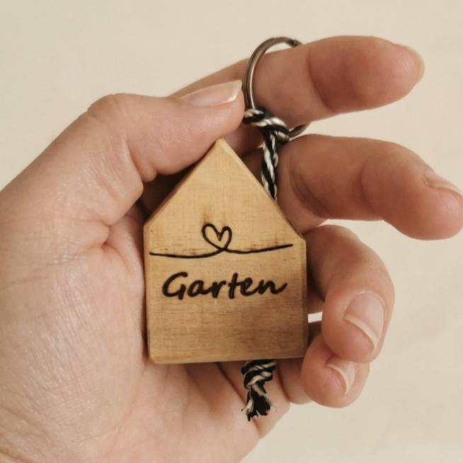 (D)ein Wort Schlüsselanhänger Handarbeit Massivholz Buche in Hausform frei personalisierbar Geschenk zum Einzug Bild 2