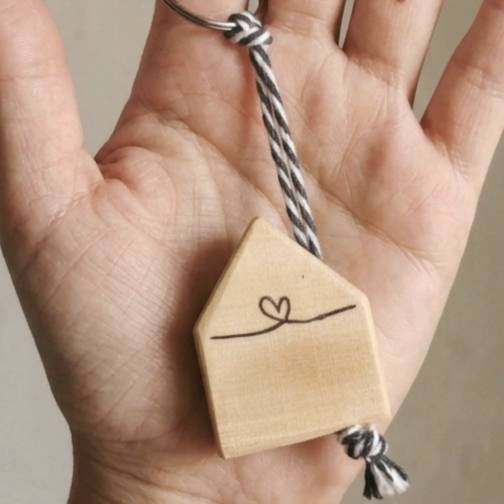 (D)ein Wort Schlüsselanhänger Handarbeit Massivholz Buche in Hausform frei personalisierbar Geschenk zum Einzug Bild 3