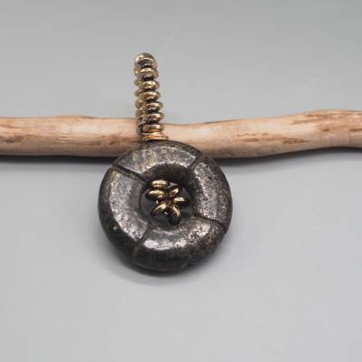 Gravierter grauer Pyrit Kettenanhänger, Draht gewickelt mit Hämatit, Unisex, silber oder gold