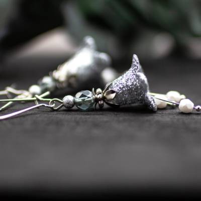 Blütenohrringe silber grau mit Glitzer und Perlen – handbemalter eleganter Schmuck